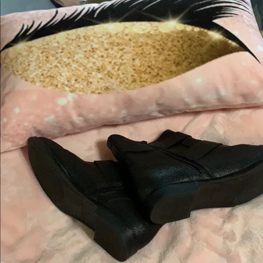 Boots - Picture 4 of 7
